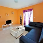 In With Pool Near The Sea Apartman *