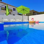 Apartman In With Pool Near The Sea