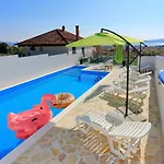 In With Pool Near The Sea Apartman Bibinje