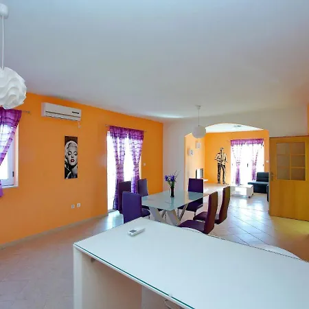 Апартаменты In With Pool Near The Sea