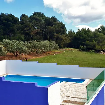 In With Pool Near The Sea Апартаменты