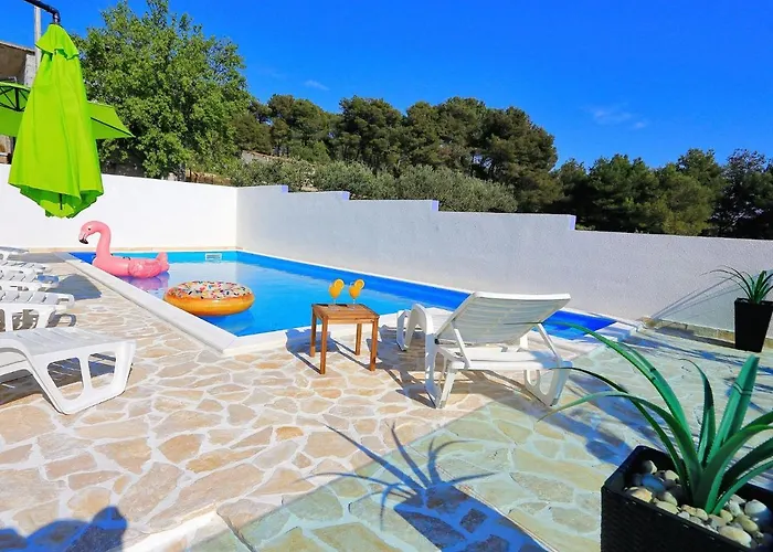 In With Pool Near The Sea *