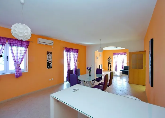 Apartman In With Pool Near The Sea