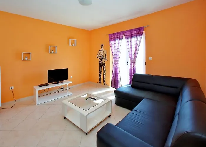 In With Pool Near The Sea Apartman *