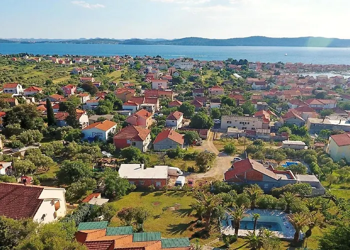 In With Pool Near The Sea Apartman Bibinje