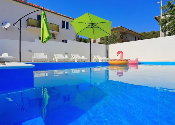 Apartman In With Pool Near The Sea