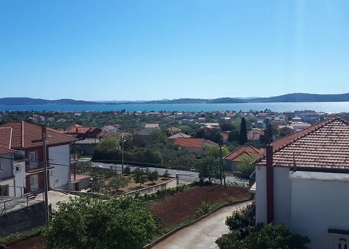 In With Pool Near The Sea Apartman *