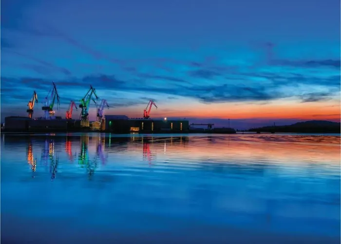 In With Pool Near The Sea Apartman