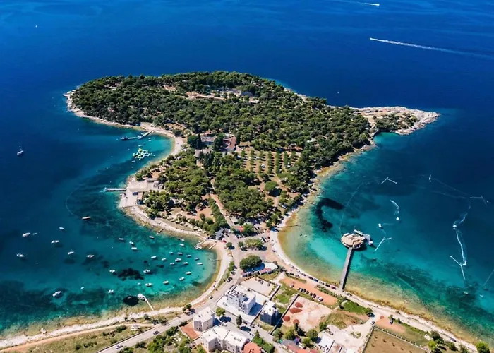 Apartman In With Pool Near The Sea